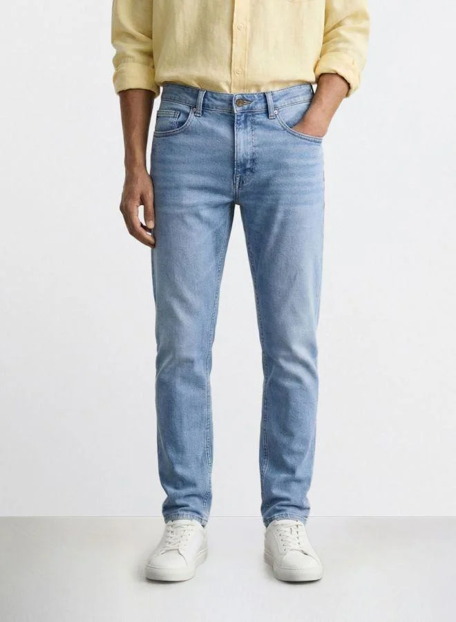 Men Slim Fit Solid Scoop Pocket Mid-Rise Jeans